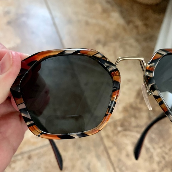 Look fantastic with these fashionable and sleek Prada sunglasses! - Picture 4 of 4